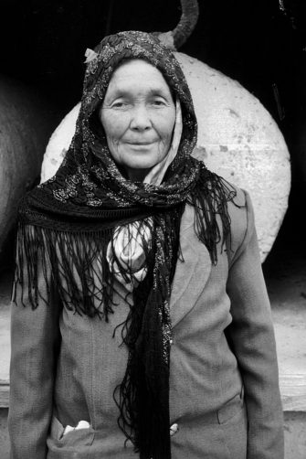 Uyghur lady in front of chiltellirim