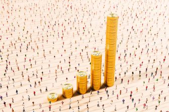 This digitally generated horizontal image features five distinct stacks of gold coins arranged to form a rising bar graph against a warm, minimalist peach background. Each coin stack is embossed with a prominent dollar sign, serving as a clear visual metaphor for capital accumulation, increasing revenue, and the achievement of personal financial freedom. A vast, dense group of miniature professional figures is spread across the entire scene, casting long shadows that emphasize the high-angle perspective and the massive scale of economic participation. The composition represents the synergy between individual investment and collective population-driven prosperity within a thriving global financial market. This professional artwork is designed specifically for banking sector reports, corporate investment presentations, and fintech marketing materials that focus on long-term strategy, wealth management, and the pursuit of economic achievement.