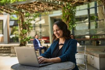 AGSM students working together outside in the courtyard setting on campus