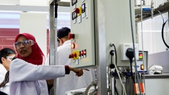 two girls working in a lab