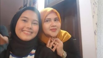 UNSW international students Dewi and Ayu from Indonesia