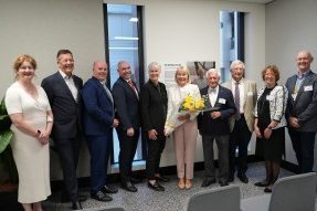 Prof Laura Poole-Warren, Robbie Fennell, Dr Peter Tyree and Prof Nigel Lovell unveil the plaque honouring Sir William Tyree.