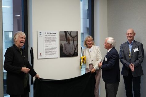 Prof Laura Poole-Warren, Robbie Fennell, Dr Peter Tyree and Prof Nigel Lovell unveil the plaque honouring Sir William Tyree.