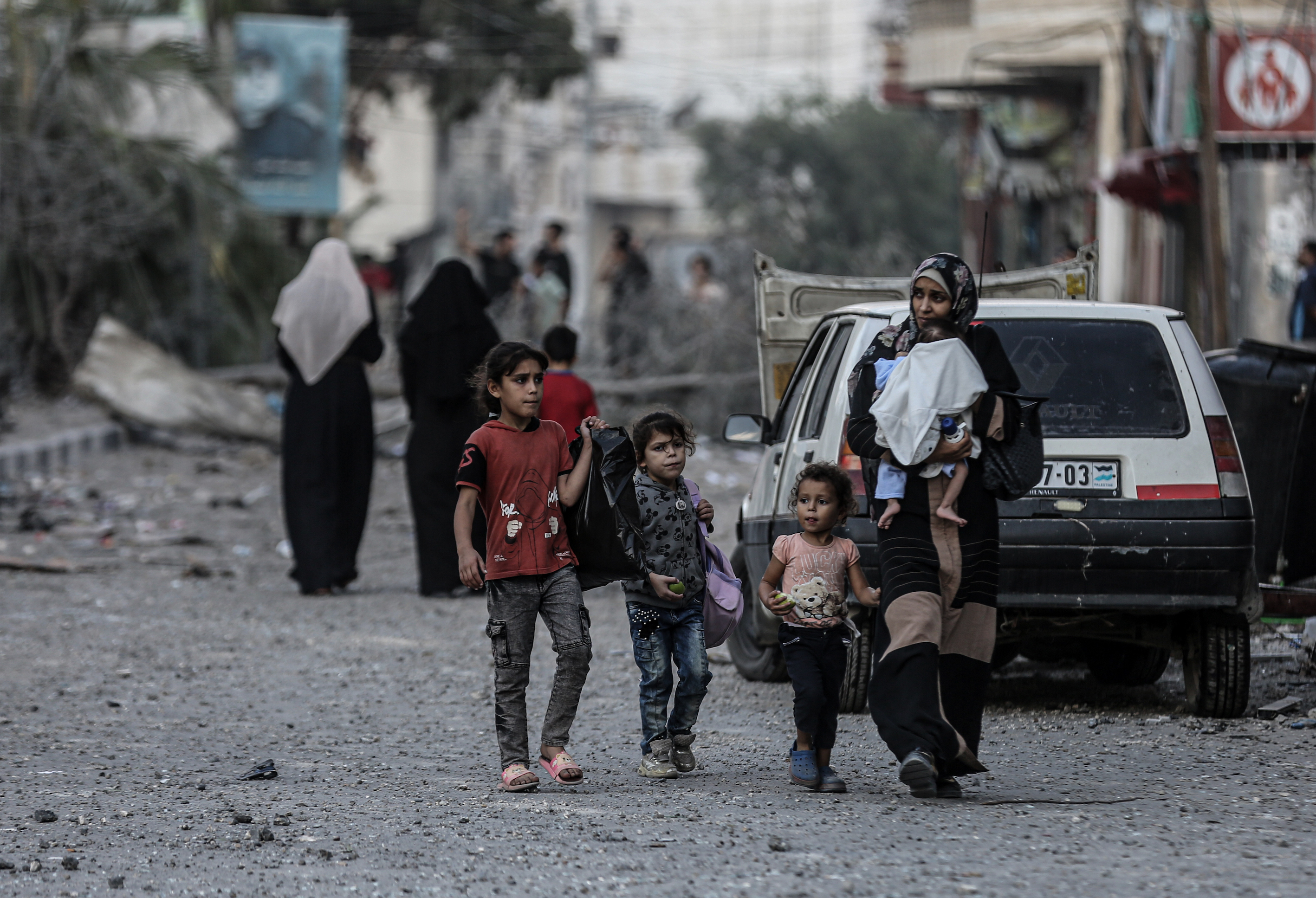 GAZA CITY, GAZA - OCTOBER 16: Palestinians carrying belongings flee to safer areas following Israeli bombardments on southern part of Gaza City, Tel al-Hawa neighborhood, Gaza on October 16, 2023. (Photo by Ali Jadallah/Anadolu via Getty Images)