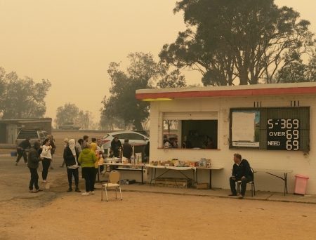 Bushfire evacuees shrouded in thick haze