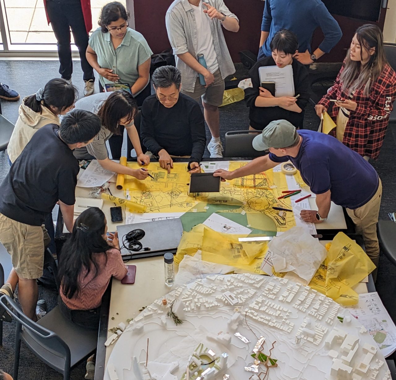 Wong Mun Summ at Summer Intensive with UNSW Built Environment Students