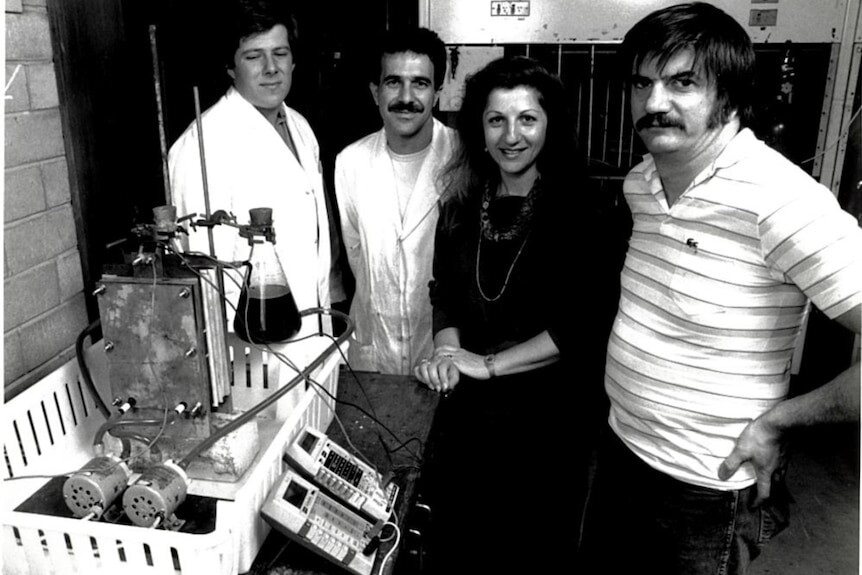 Professor Skyllas-Kazacos and her research team in 1988