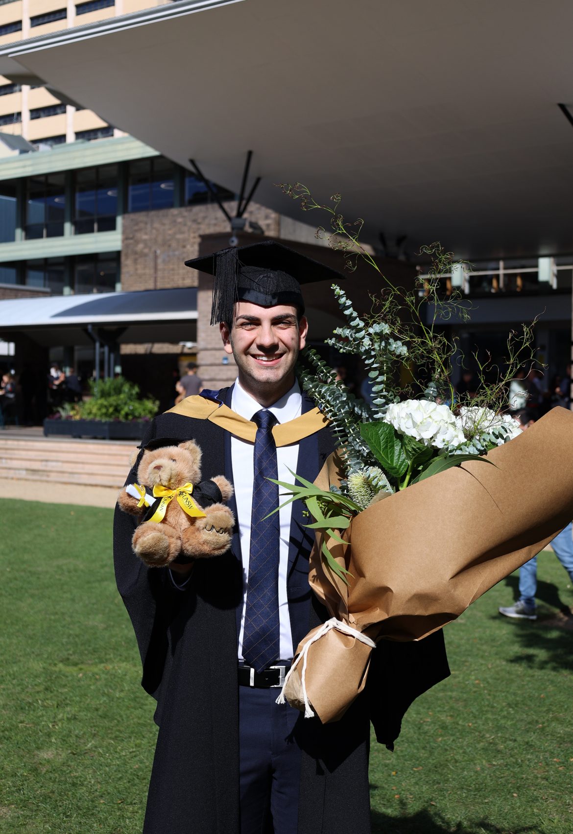 The moment a UNSW graduate busts out kung fu moves to receive his degree |  SBS News