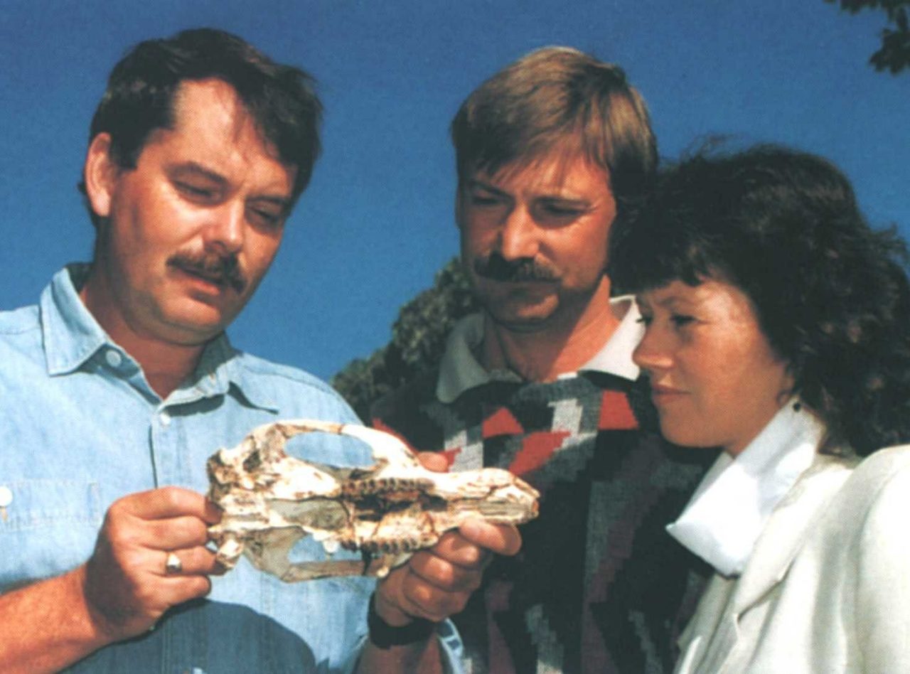 Mike Archer, Henk Godthelp and Sue Hand with fossil Riversleigh skull 1988